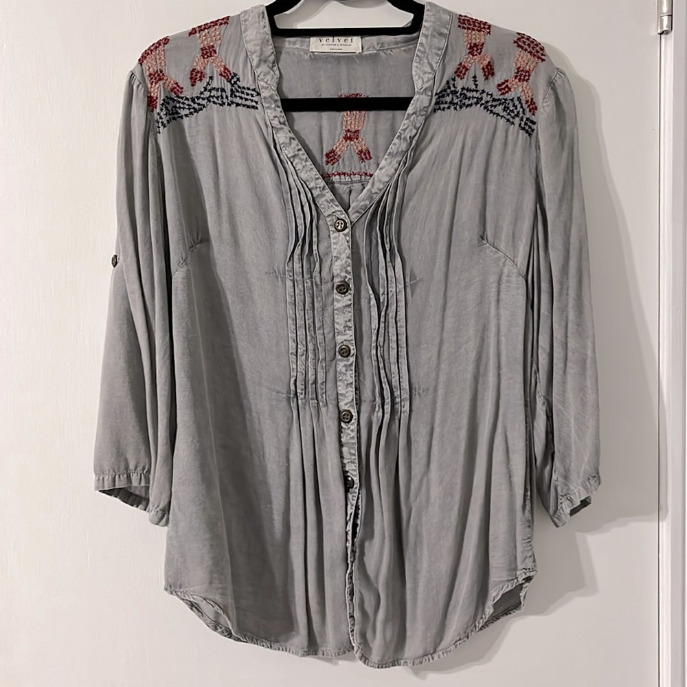 Velvet by Graham & Spencer Grey Embroidered Buttondown Blouse Medium